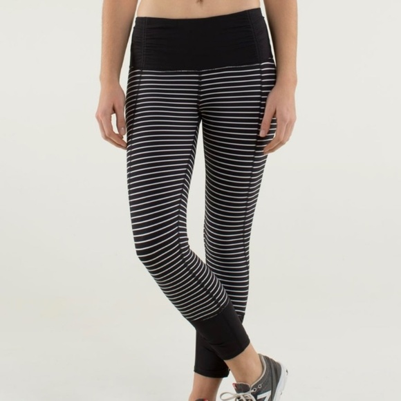 1076 lululemon Runday Crop - Size 4 - Parallel Stripe Black/White - Picture 2 of 14
